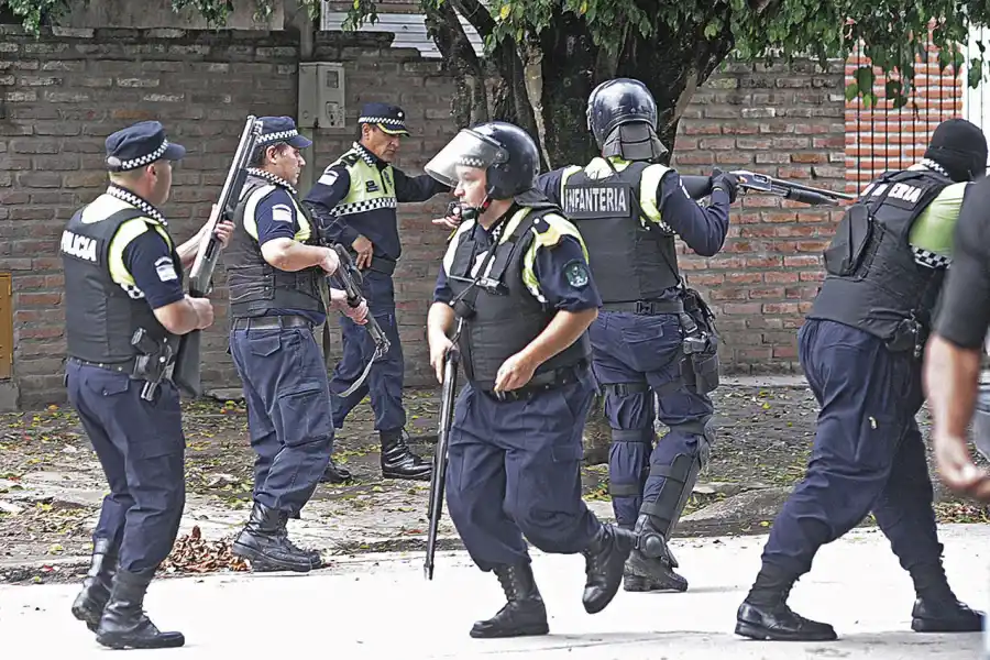 BALACERA EN EL SIFÓN. Los policías se enfrentan con los familiares de la víctima en medio de la calle. 