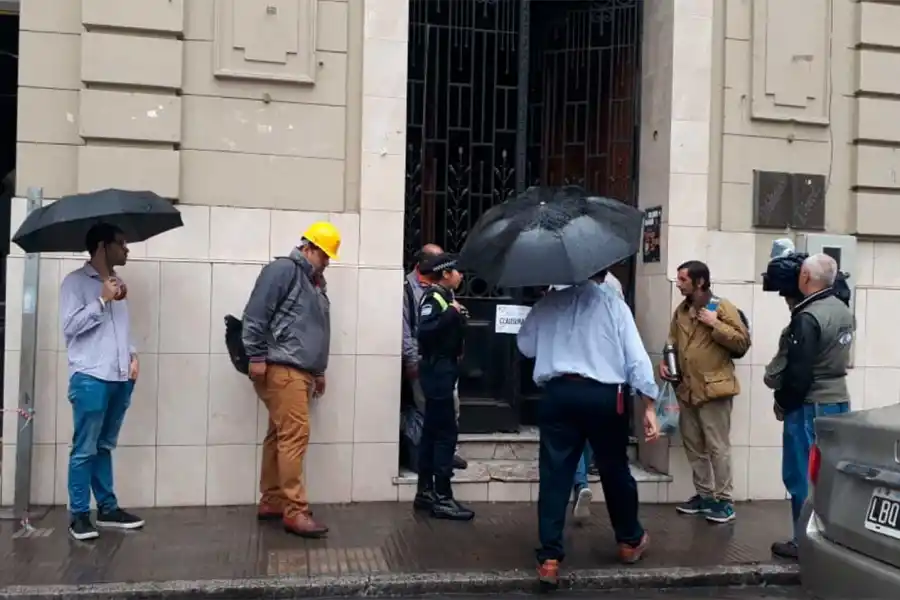 CLAUSURADO. Los accesos lucen el cartel que prohíbe ingresar. 