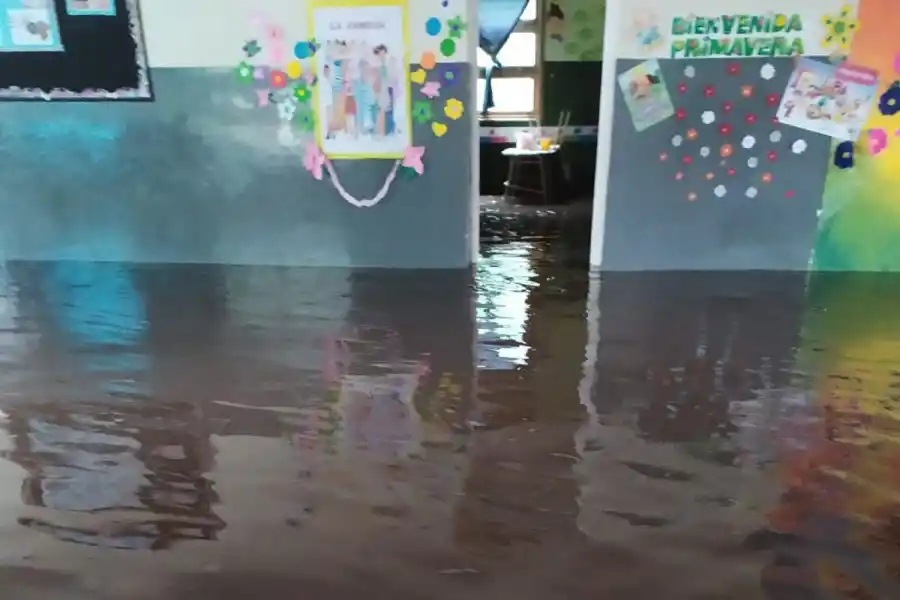 INUNDADA. No solo entraba agua, sino ramas y basura.