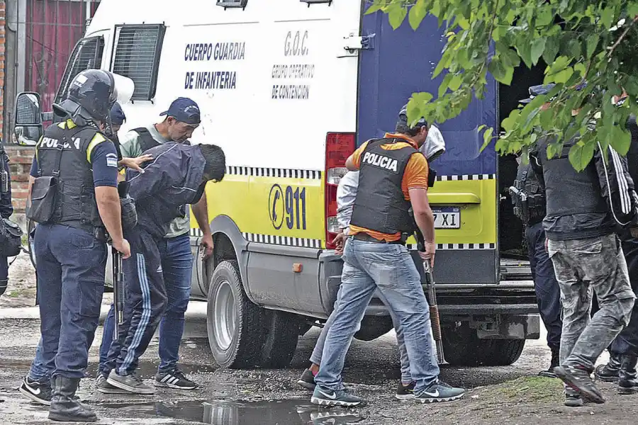 OPERATIVO. Los policías conducen a dos detenidos a la trafic de Infantería. 