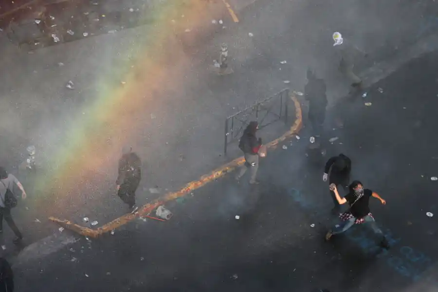 REPRESIÓN. Se calculan en miles los heridos debido a la violencia de las manifestaciones y al accionar policial.