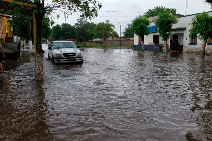 SIN SALIDA. Al lado del correo está el Juzgado de Villa Quinteros, también tapado por el agua.