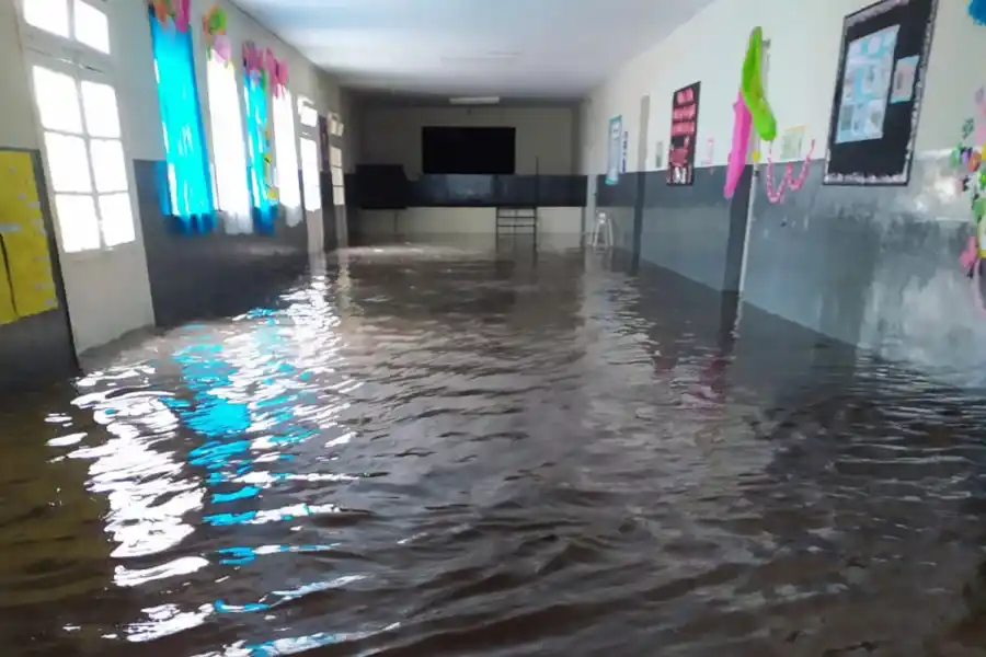 TAPADA POR EL AGUA. El agua ingresó en pocos minutos a la escuela, la semana pasada.