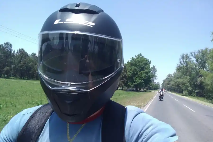 HASTA EL CASCO. Los delincuentes se llevaron el LS2 de Matías. 