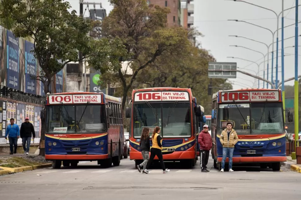 COLECTIVOS EN LA CALLE. En las últimas protestas, los choferes realizaron cortes de tránsito bloqueando las vías con los coches de las empresas. la gaceta / foto de Ines Quinteros Orio (archivo)