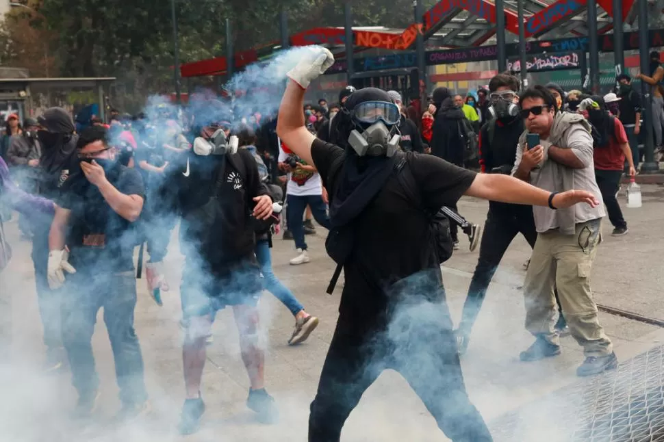 CHOQUES. La policía y los manifestantes se arrojaron granadas de gas.  reuters