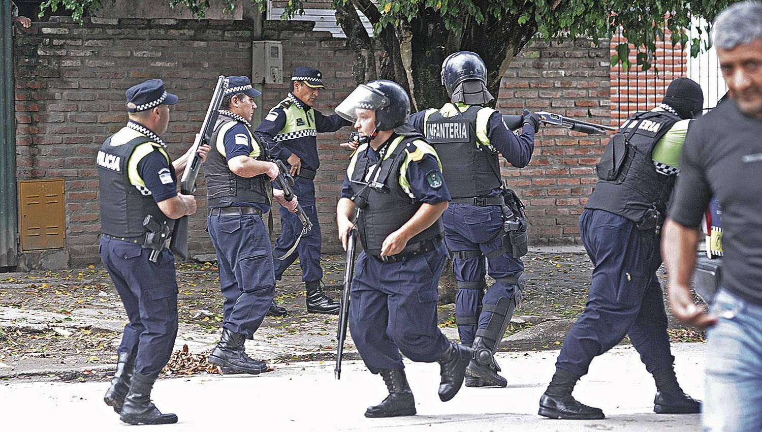 BALACERA EN EL SIFÓN. Los policías se enfrentan con los familiares de la víctima en medio de la calle. 