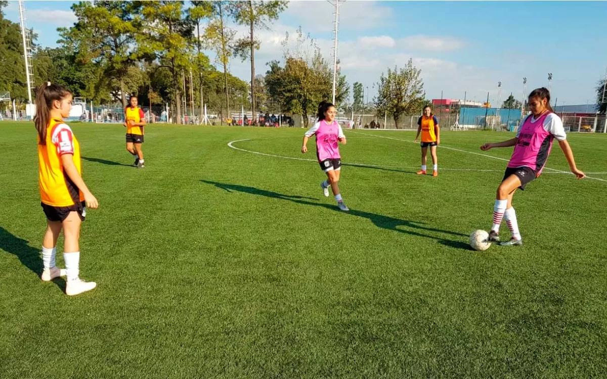 Fútbol femenino: jugar con el anhelo de poder vivir del deporte