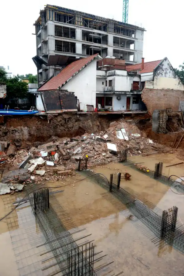 LA CASA DEL “MONO” ALE. Cayó la medianera; no hubo heridos.