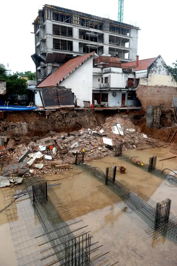 LA CASA DEL “MONO” ALE. Cayó la medianera; no hubo heridos.