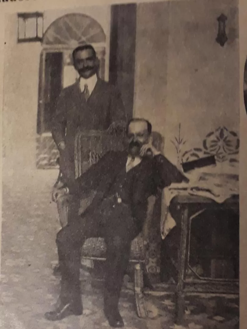 JUAN B. TERÁN. De pie junto a su padre, el doctor Juan Manuel Terán, en 1910. 