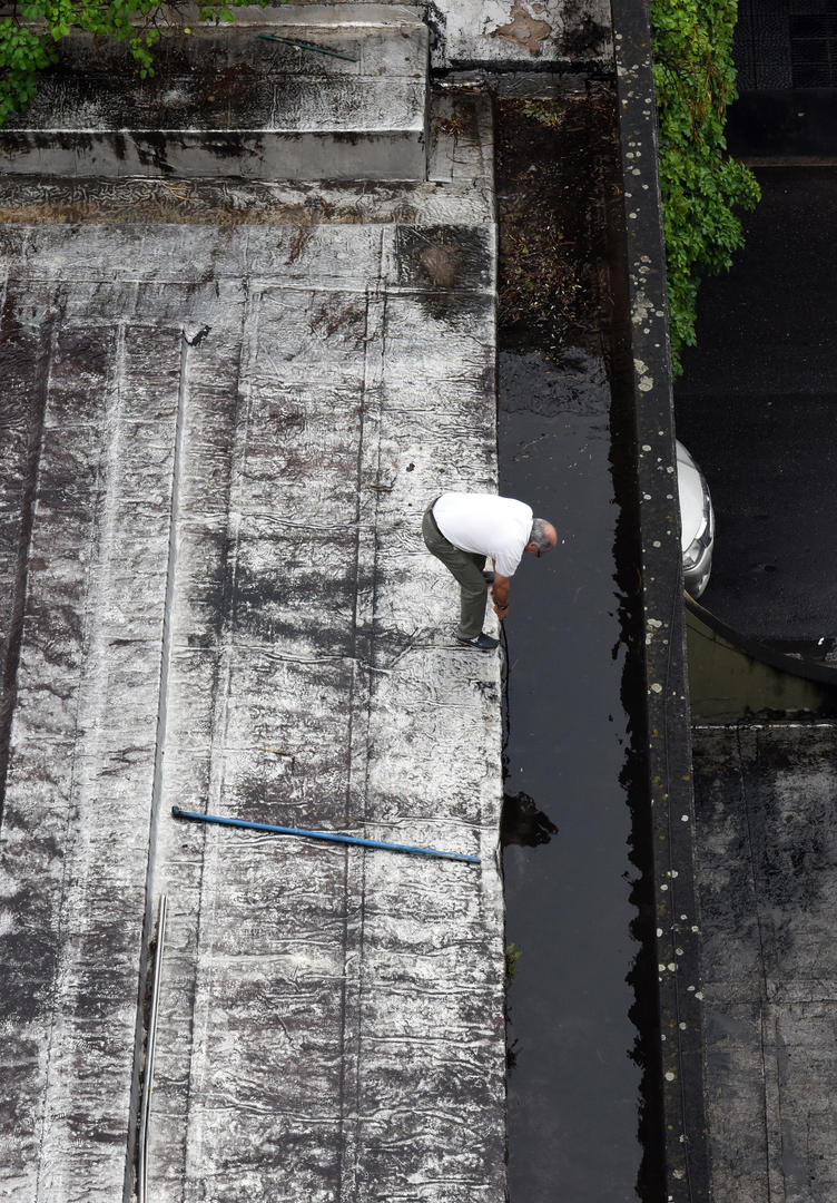 TRANCADA. Un empleado limpia una de las canaletas del techo. la gaceta / foto de archivo