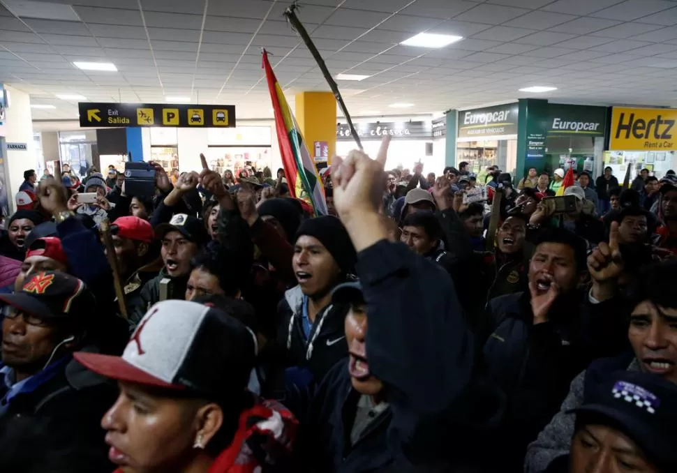 AEROPUERTO. “Los racistas no pasarán”, le gritaron a Camacho en El Alto.  Reuters