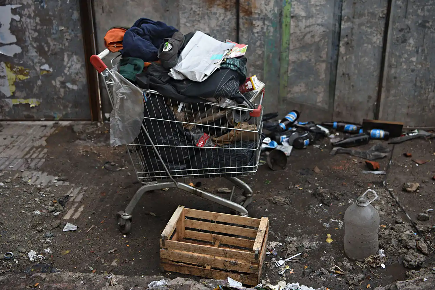 El carrito de súper con el que salen a buscar comida entre la basura.