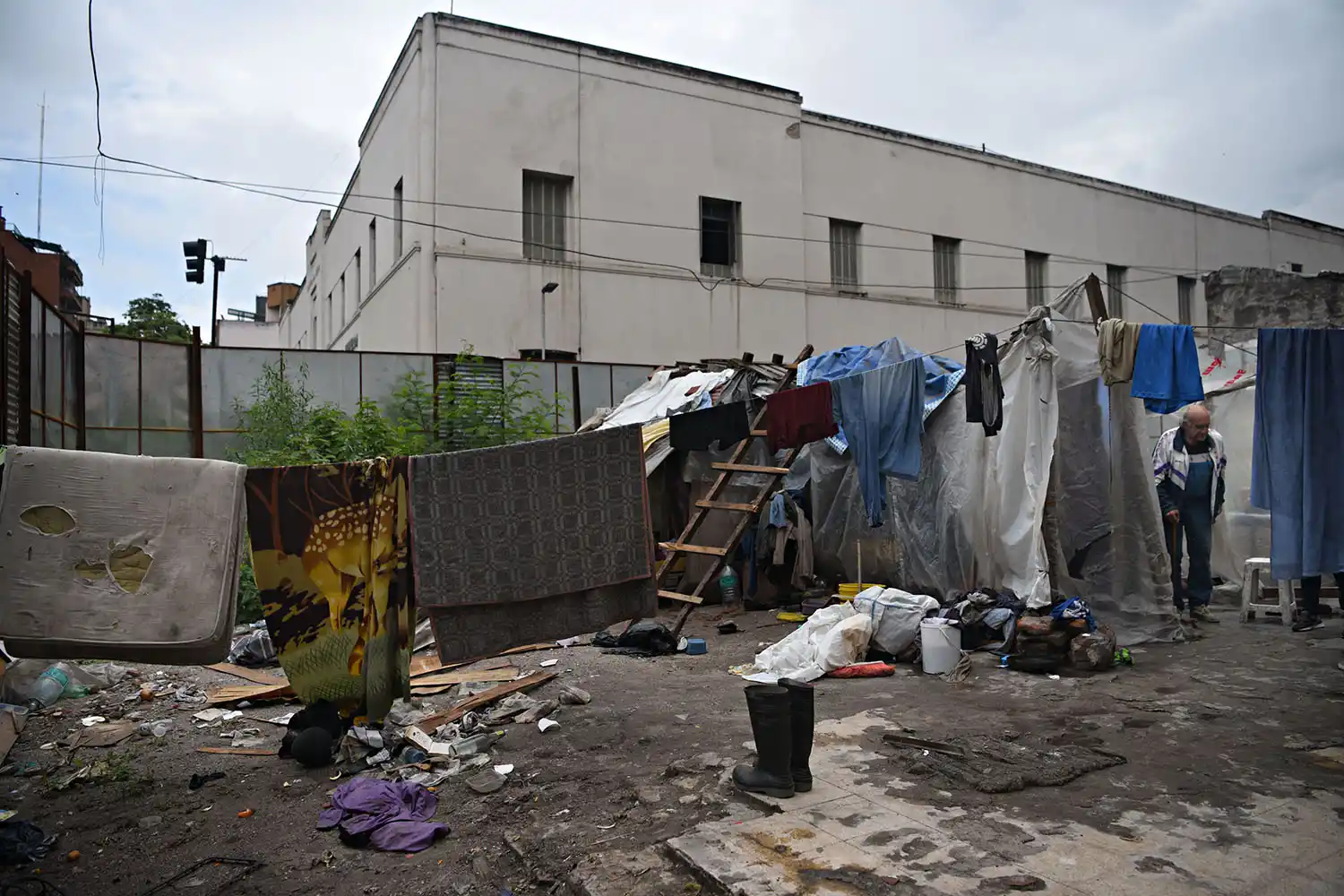 Los días de lluvia son un calvario, porque se moja todo lo poco que tienen.