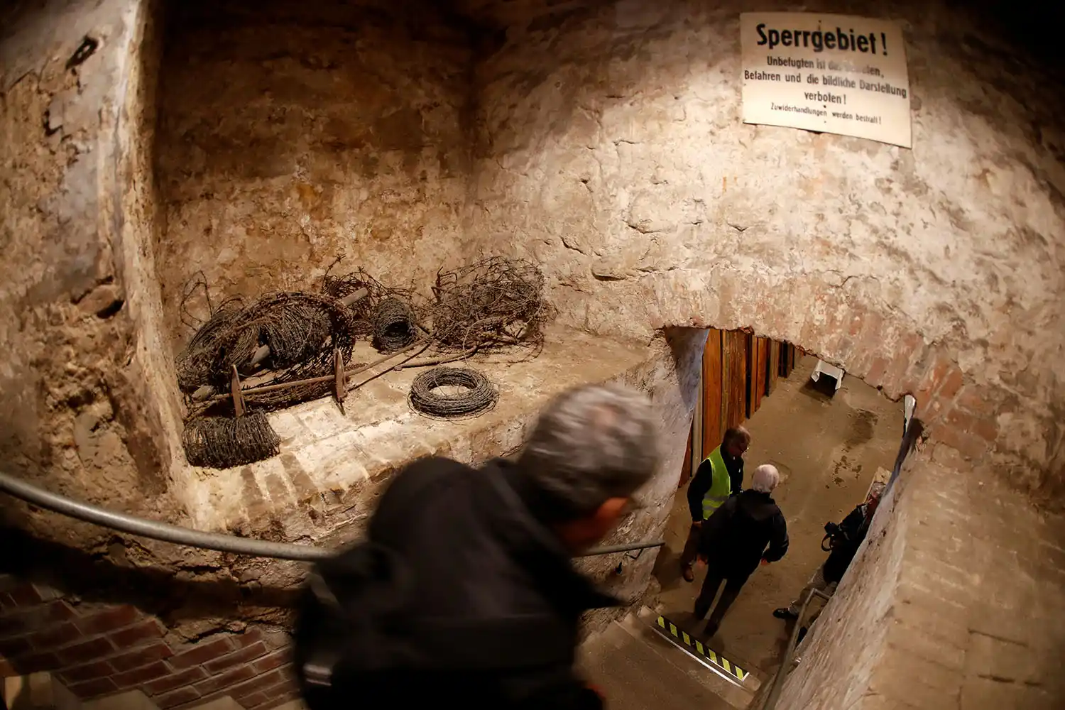 ESCAPE. Acceso a uno de los túneles descubierto por la antigua policía secreta Stasi de la Alemania Oriental Comunista en febrero de 1971. Esta es la última parte presentada por el Museo de Berlín.