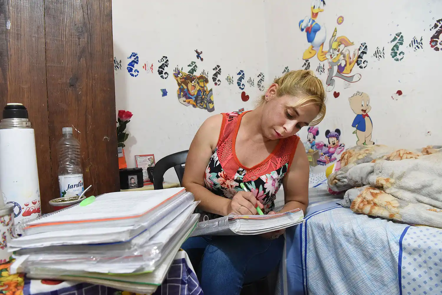 APLICADA. Cecilia aprovecha su tiempo en la cárcel para estudiar y aprender. LA GACETA / ANALÍA JARAMILLO