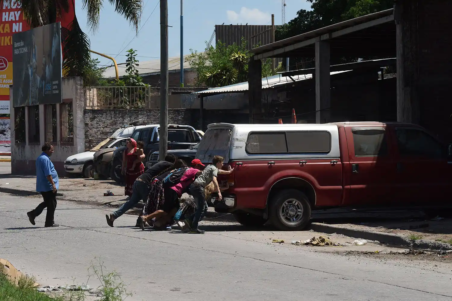 Apresurados en meter algunos vehículos dentro del galpón para evitar el secuestro.