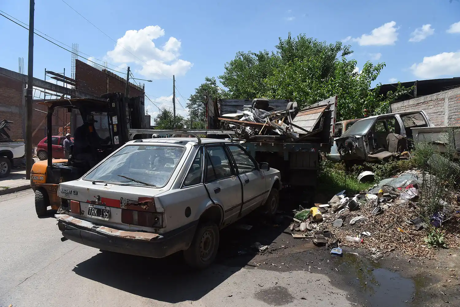 La Municipalidad les dio plazo hasta el sábado para remover la chatarra y los escombros del pasaje Valladares.