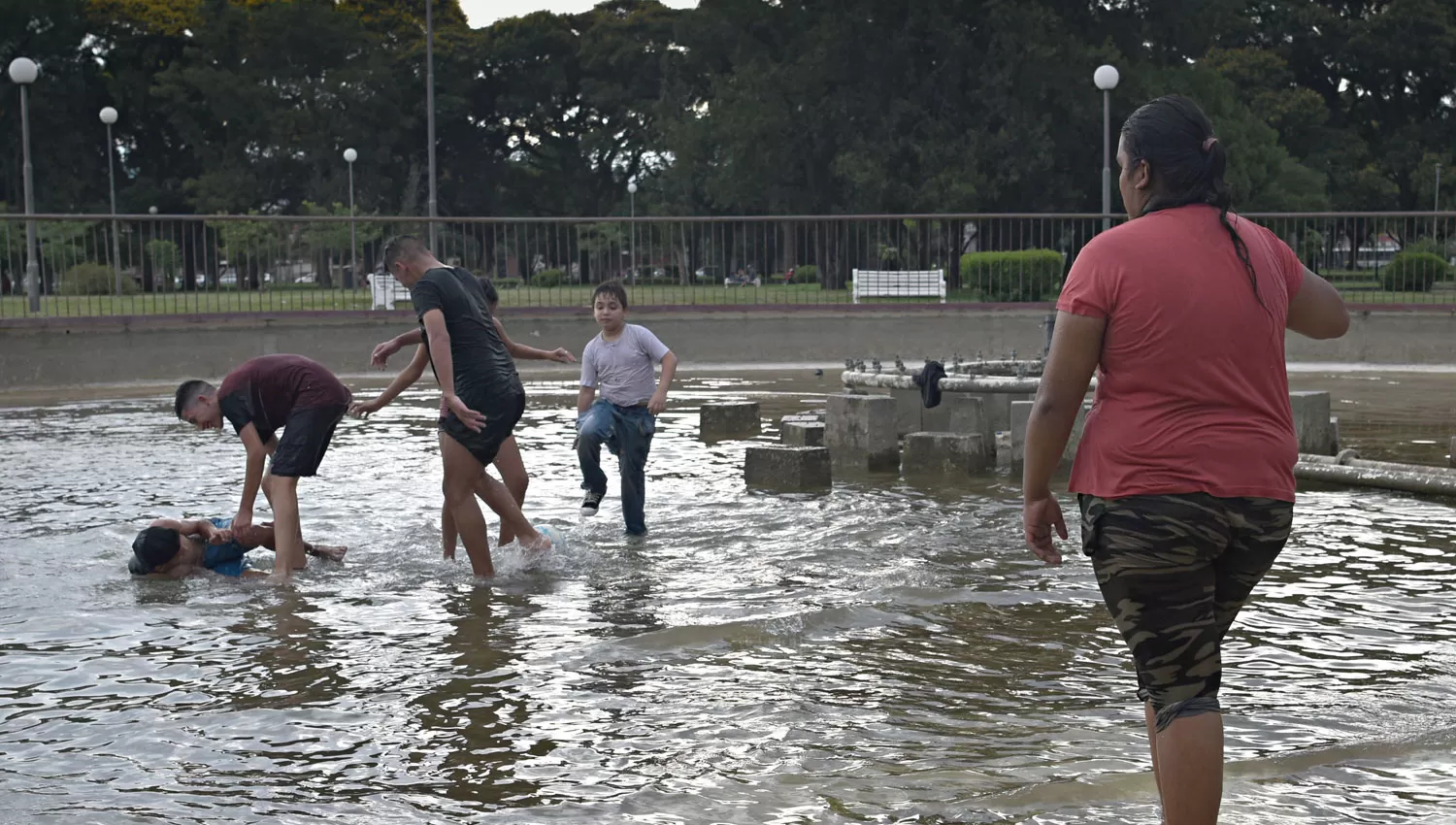 A BUSCAR REFUGIO. El calor volverá a ser intenso en toda la provincia.