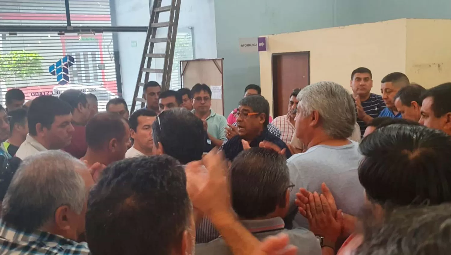 ZOZOBRA. González (con anteojos), agradece el apoyo de los trabajadores despedidos en la audiencia de Trabajo.