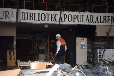 El derrumbe en la biblioteca: las joyas de Alberdi que corren peligro