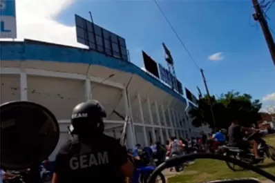 Video: el impresionante operativo policial para custodiar el funeral de Claudio Acevedo