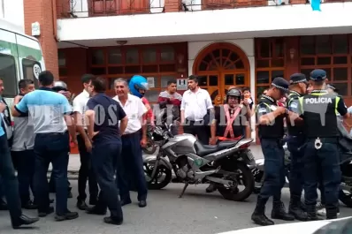 Video: inspectores municipales y un taxista protagonizaron un escándalo en El Bajo