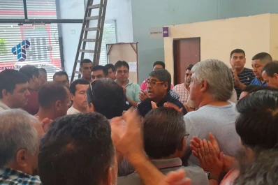 Tras los gritos, llegó la calma y se aplazaron los paros