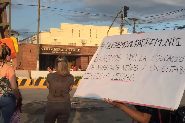 Padres de alumnos reclaman por la destitución de un cura