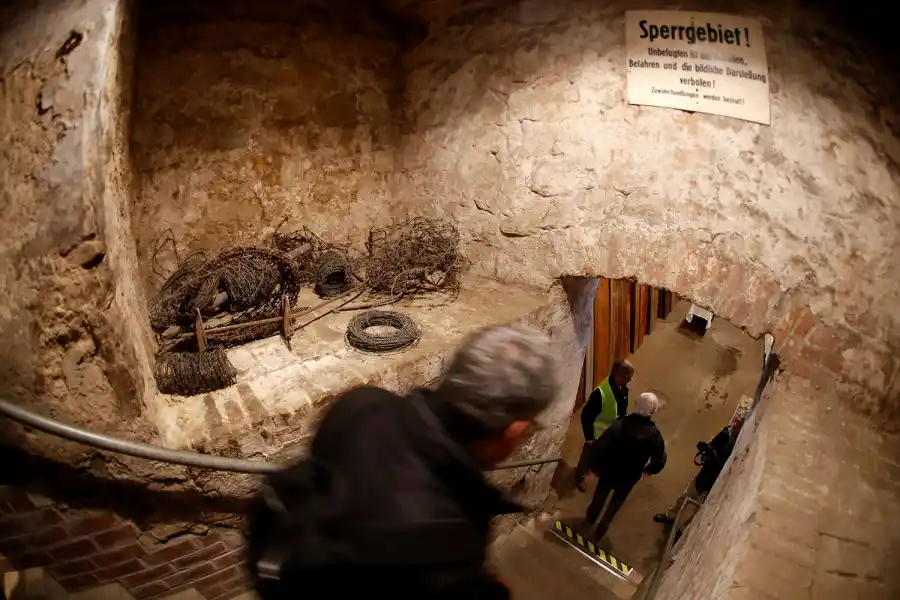ESCAPE. Acceso a uno de los túneles descubierto por la antigua policía secreta Stasi de la Alemania Oriental Comunista en febrero de 1971. Esta es la última parte presentada por el Museo de Berlín.