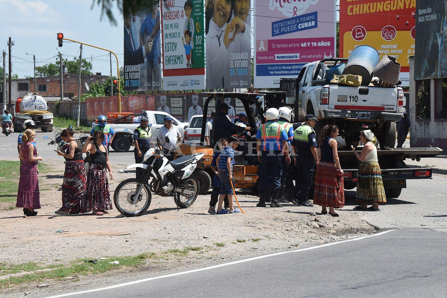 Los agentes de Tránsito mientras cargaban una camioneta que ocupaba un espacio verde en Alfredo Guzmán y Gobernador del Campo. Las gitanas pusieron el cuerpo para resistir el secuestro.