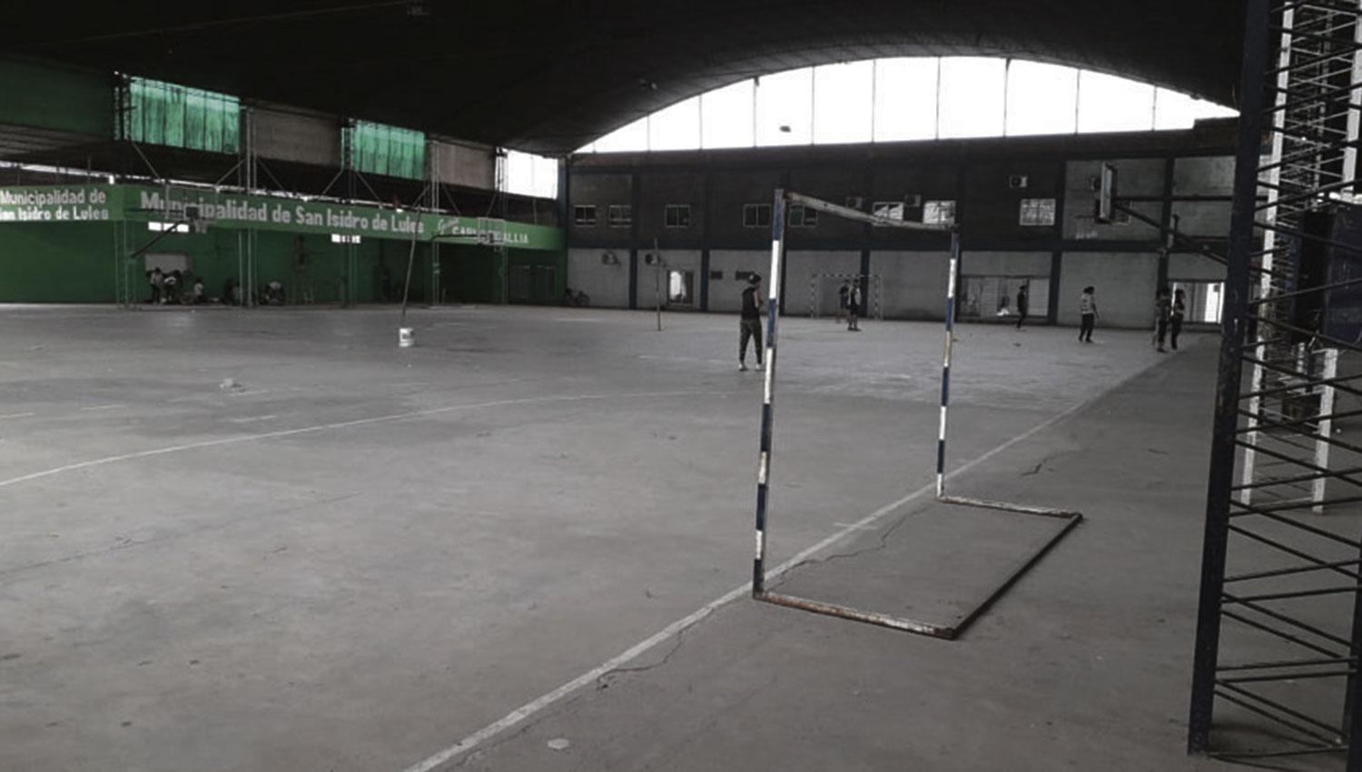 IMPONENTE. El tinglado que el club Almirante Brown tiene en su estadio, permite a los habitantes de San Isidro de Lules practicar diferentes deportes.  
