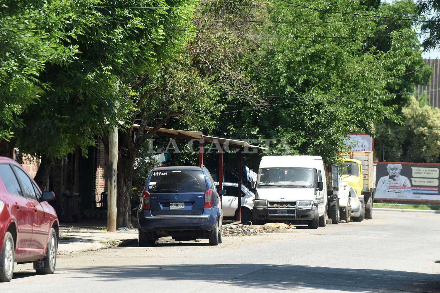 En el Rolando Valladares, parte de la calle y la vereda son intransitables por los vehículos y la chatarra.