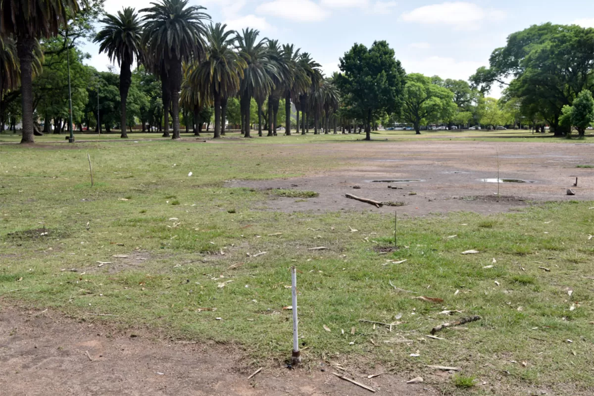 DESASTRE. Así luce una de las canchas de fútbol que rodean la zona de la avenida Las Palmeras.