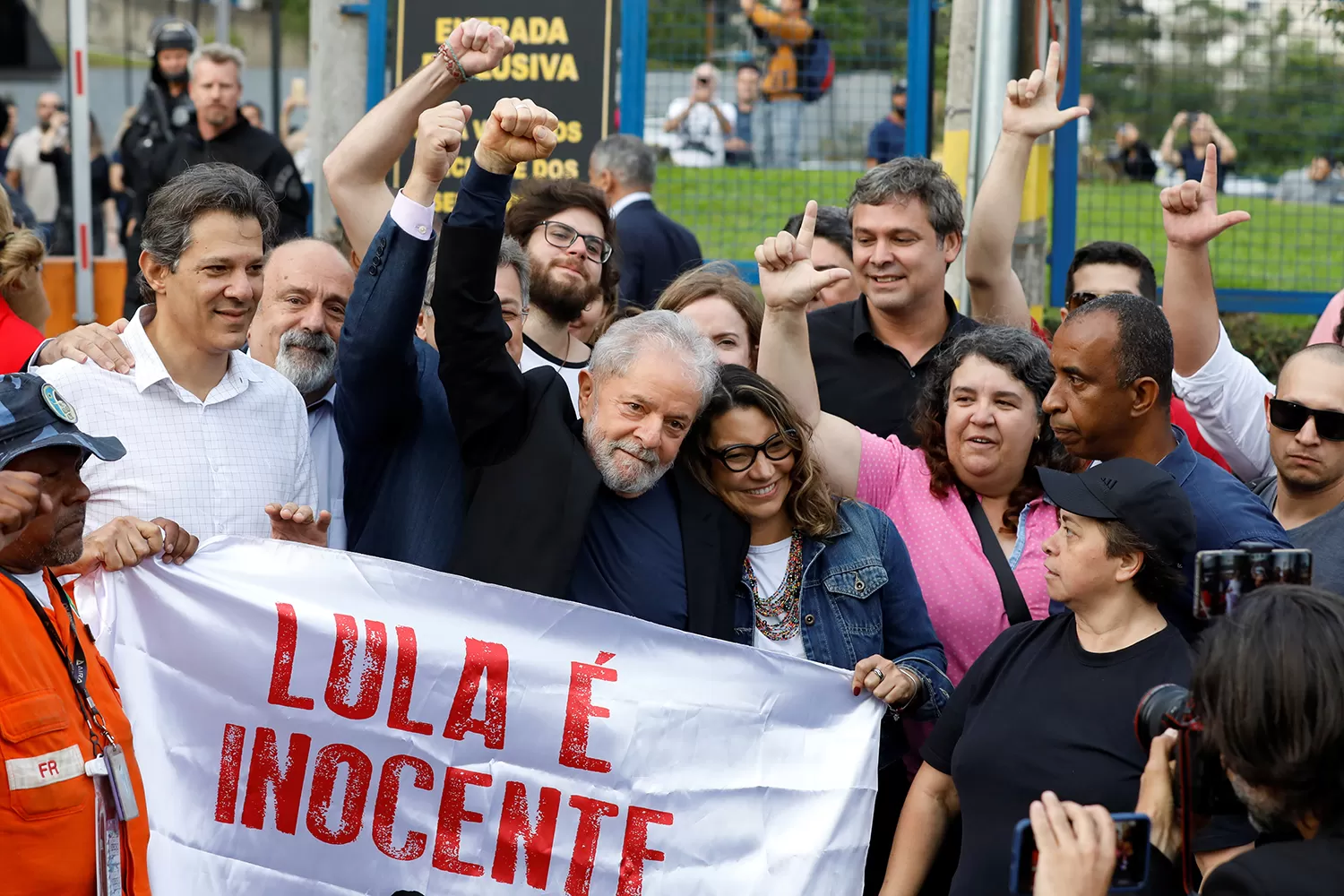 Lula con sus seguidores, tras salir de la cárcel.