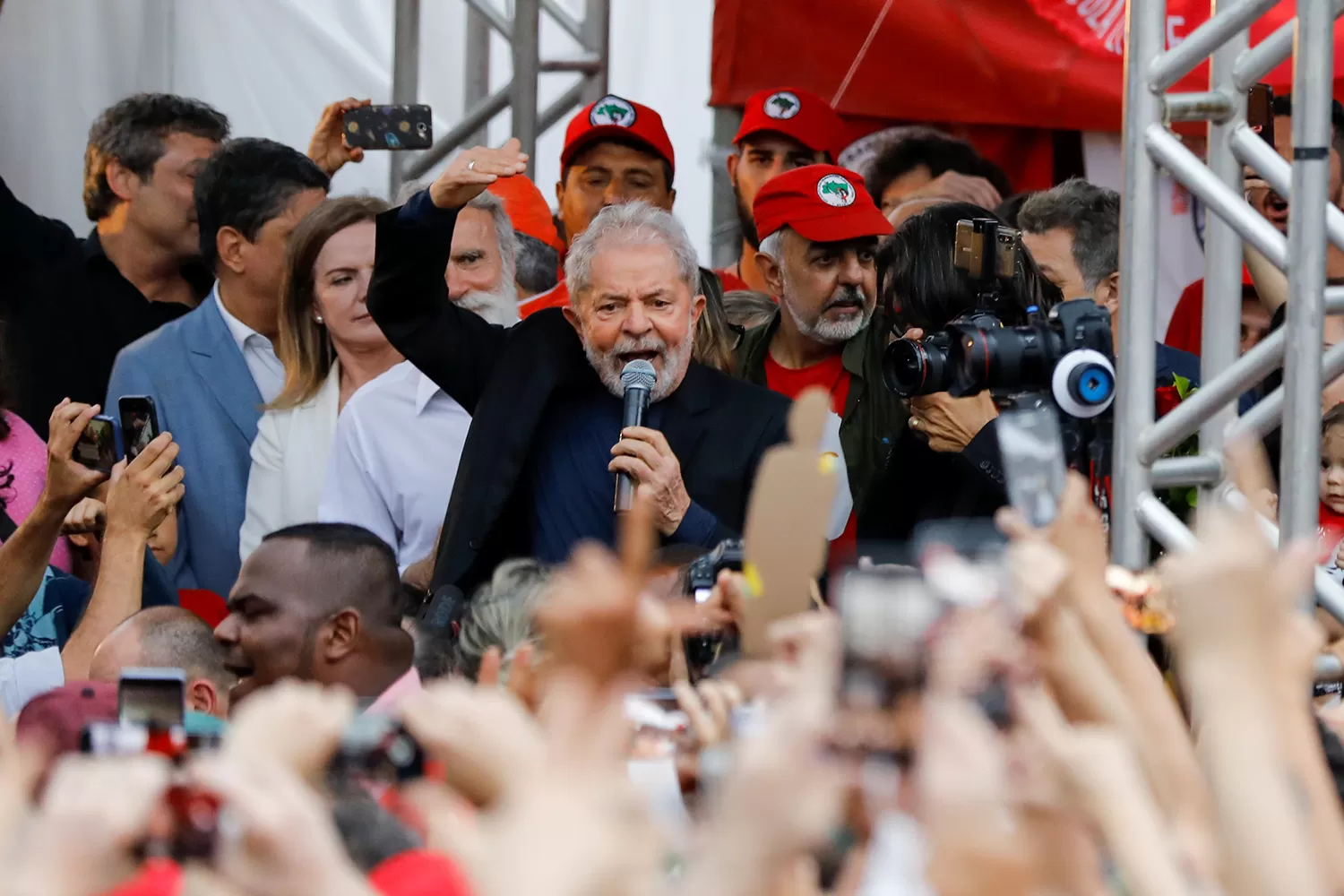 Lula, tras ser liberado esta tarde en Curitiba.