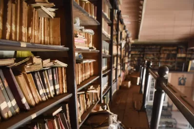 Viaje al interior de una biblioteca que le pelea al olvido