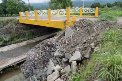 Yerba Buena: tras años de quejas demuelen el puente que va a Los Azahares