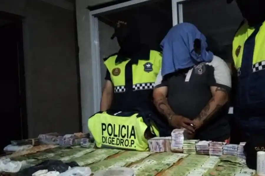 En su casa tenía jaulas con pájaros, gallos de riña, cocaína y $ 750.000: quedó aprehendido
