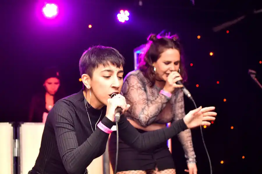 MARI CURI. Giuli y Chela rapean sobre todo lo que viven.