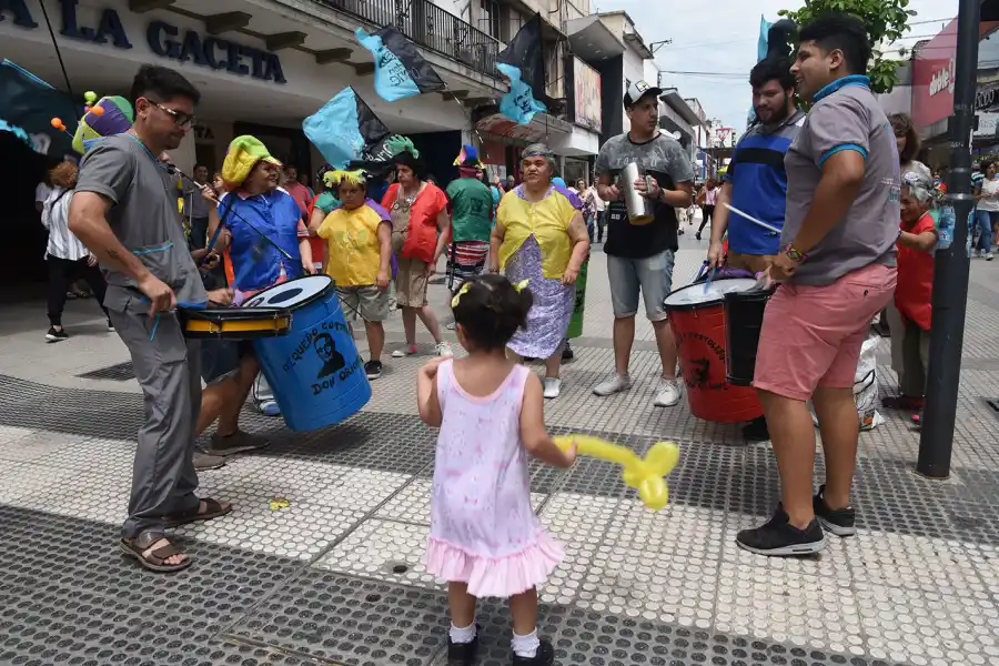 Todo ámbito es ideal para promocionar la Maratón Don Orione. Por eso los concurrentes del Pequeño Cottolengo de avenida República del Líbano 2.148 visitaron la peatonal Mendoza. Frente a las puertas de LA GACETA la murga de la institución amenizó la mañana. Lo recaudado hoy será destinado al mantenimiento de las instalaciones. 