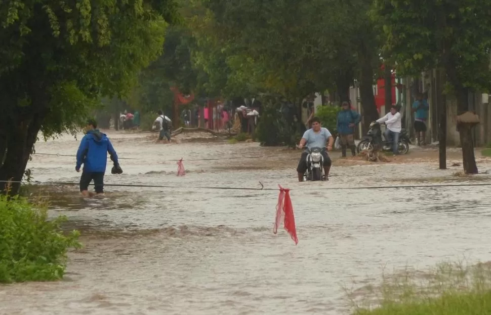 PAISAJE PREOCUPANTE. Una calle inundada en una ciudad del sur tucumano. 