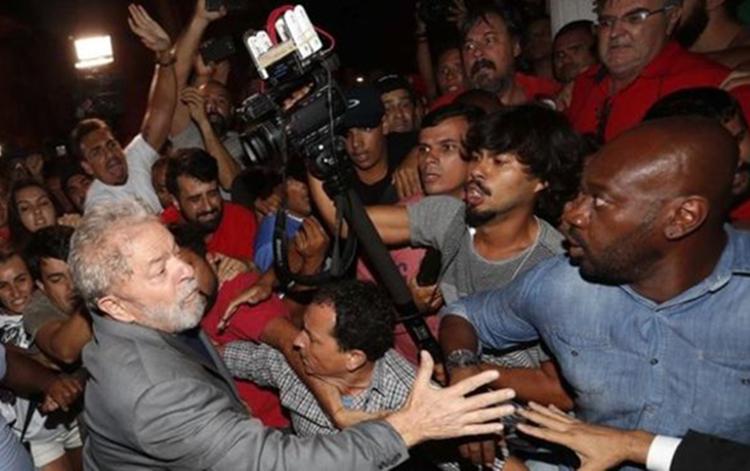 Lula se entrega a la Policía y se pone a disposición de la Justicia.