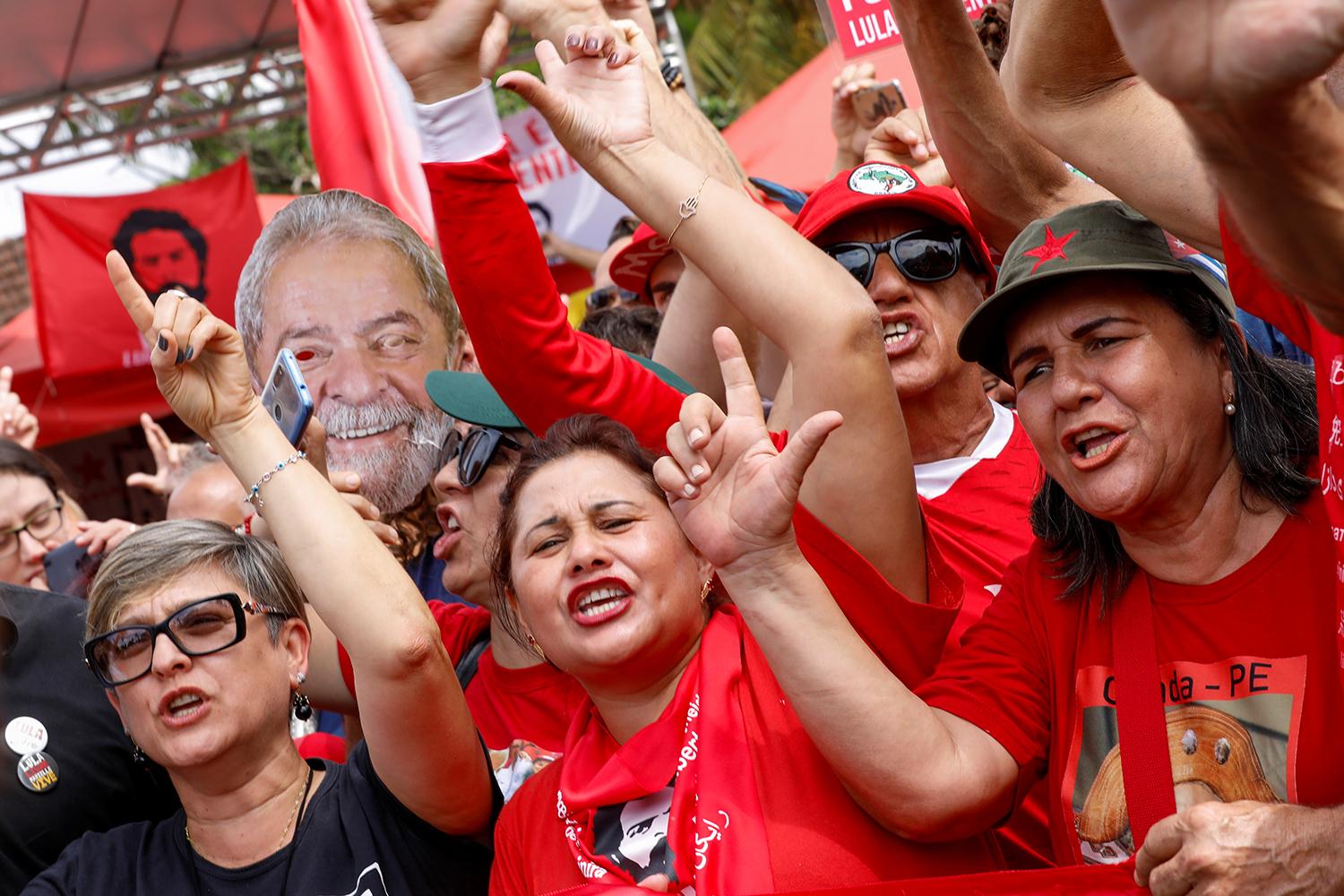 Una multitud esperó a Lula en las calles de Curitiba
