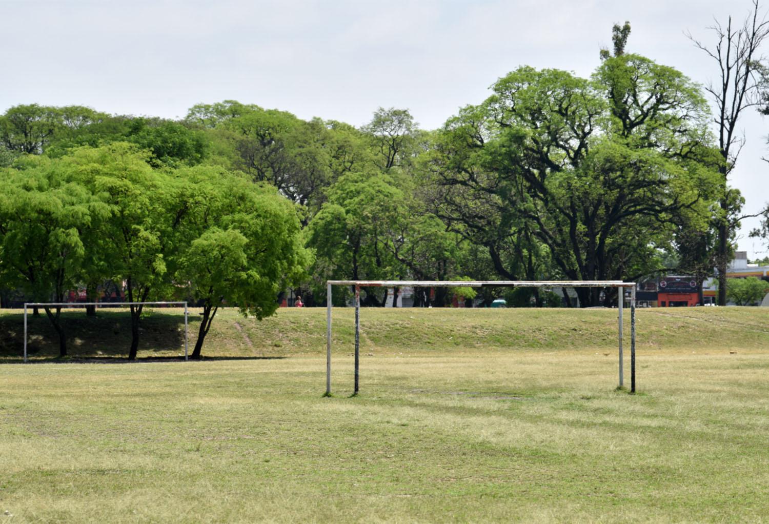 OTROS SECTORES. Este campo de juego está cerca de Filosofía y Letras; hay otros en la zona del autódromo. 