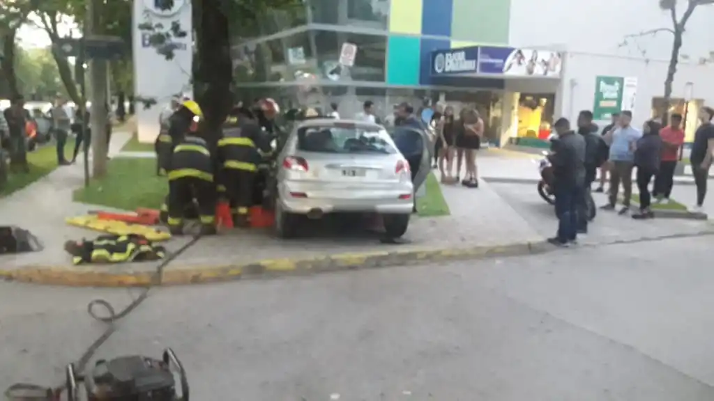 Un joven se llevó puesto un cartel de máxima velocidad que terminó incrustado en un local