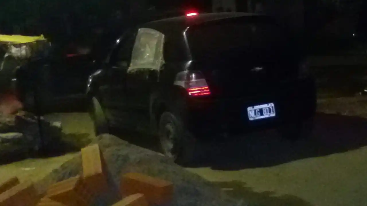 El Chevrolet dominio NLG 811, uno de los vehículos en los que llegaron los encapuchados.