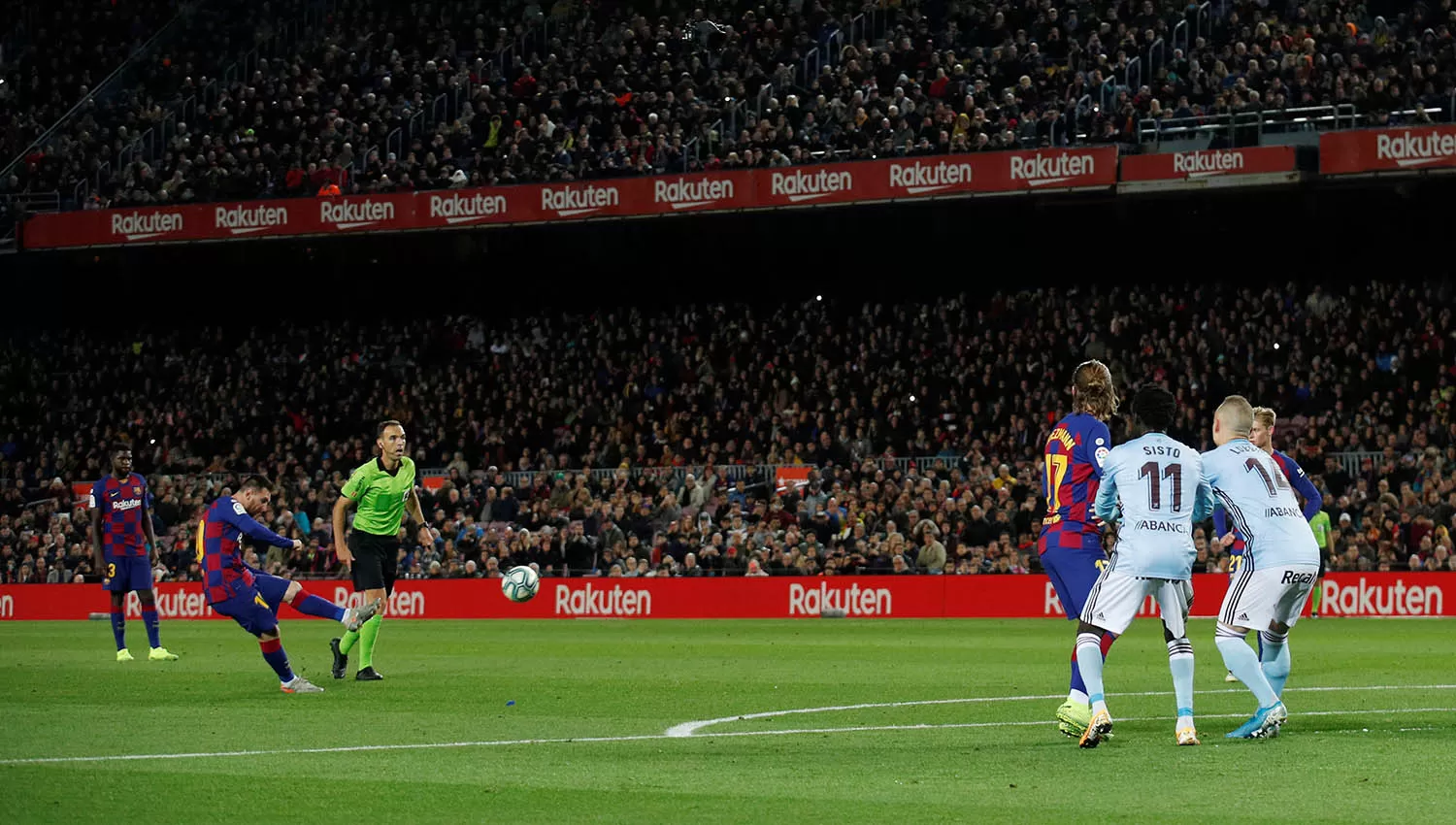 Con una imecable ejecución, Messi hizo también el segundo del local de tiro libre: (REUTERS)