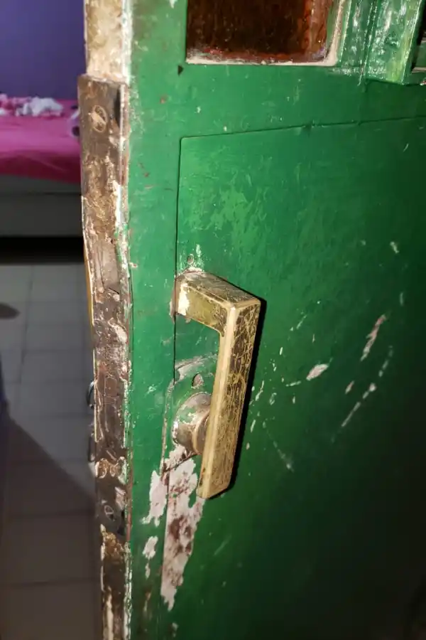 Los supuestos policías forzaron la puerta con una barreta, según Martínez.